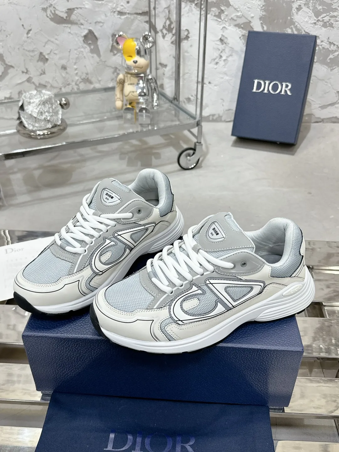 Men's men's shoes 💰600❤️❤️❤️High version Dior Dior's latest color matching B30 series reflective dad sneakers original 17380💰 purchased for development and production Brand new B30 sneakers Dad Shoes style shoes that follow the trend of the retro market The Dior logo on the tongue also indicates that this pair of shoes is the B30 model! B30 uses fine-textured leather and mesh cloth materials to form a shoe body. There are conspicuous letters CD on both sides of the shoe body to indicate identity. Many lines on the shoe body outline details to make the shoes look less monotonous and full of retro flavor. The delivery counter is exquisitely packaged🛍📦 ▪️Fabric: Original customized technical fabric + mesh ▪️Inner lining: Customized breathable lining ▪️Outsole: Original molded IP foam + TPU outsole ▪️Sole thickness: 3.5CM ▪️Size: Women’s size 35-40 / Men’s size 39-46